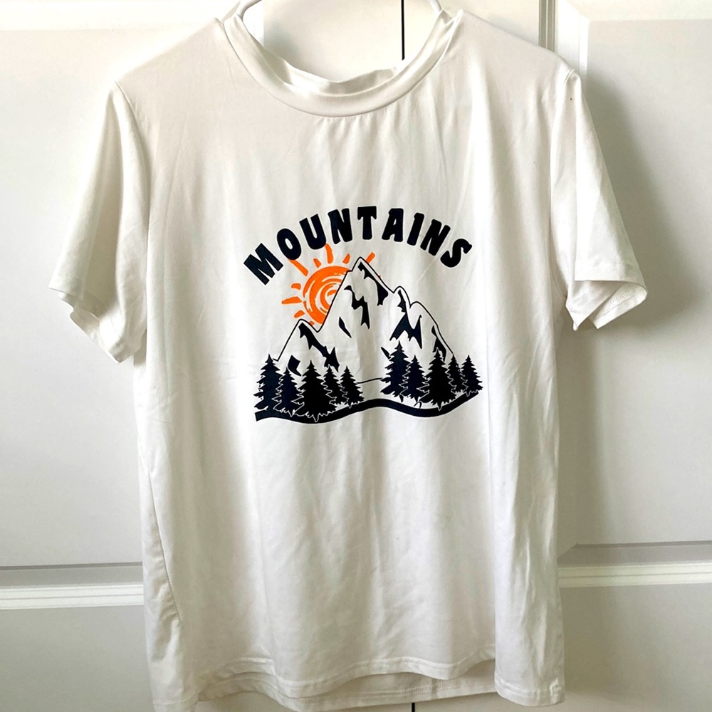Women’s crew neck t-shirt that says mountains on it. Size large and from Shein.